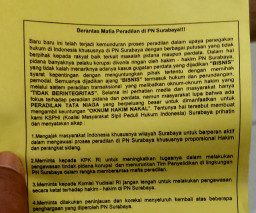 Selebaran Bertuliskan Berantas Mafia Peradilan Beredar di PN Surabaya