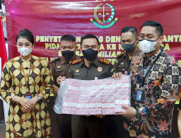 Kejari Tanjung Perak Terima Uang Pembayaran Denda Perkara Narkotika Deny Wijaya