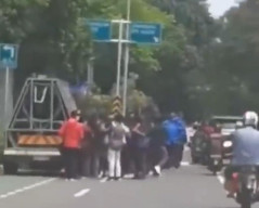 Viral, Diduga Mahasiswa Gadungan Terima Almamater dari Polisi lalu Masuk Gedung DPR
