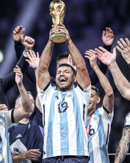Tak Ikut Main, Aguero Ikut Angkat Piala Dunia 2022