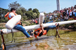 Asyiknya Anies Ikut Lomba Tarik Tambang dan Pukul Guling