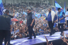 AHY dan SBY Nyanyi "Kamu Nggak Sendirian" Bareng Ribuan Warga Lumajang