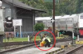 Viral, Aksi Heroik Petugas Keamanan Selamatkan Bocil dari Terjangan Kereta Api