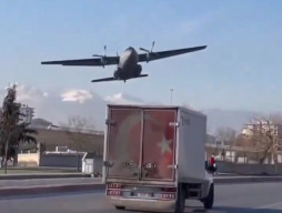 Alami Kerusakan, Pesawat Militer Terbang Rendah lalu Mendarat Darurat