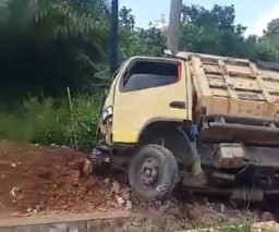 Rem Blong, Truk Tabrak Motor yang Dikendarai Bapak, Ibu dan Anak