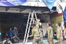 Satpol PP Surabaya Tindak Tegas Reklame Tak Berizin dan Tidak Bayar Pajak