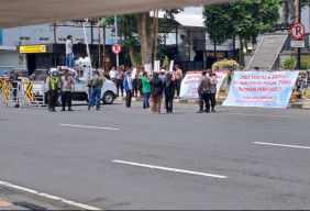 Perkaranya Mangkrak, LBH Damar Indonesia Orasi di Depan Polrestabes Surabaya