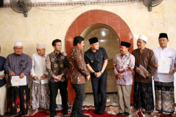 Wali Kota Eri Dampingi Menteri ATR/BPN Serahkan Sertifikat Tanah Wakaf Ponpes An-Najiyah Sidosermo