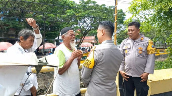 Menangis Haru, Tukang Becak di Kotabaru Dihadiahi Umroh oleh Kapolres