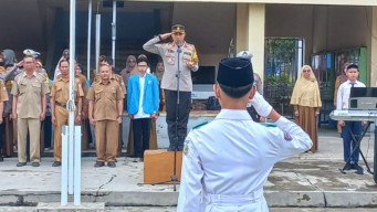 Kapolres Kotabaru Pimpin Upacara dan Beri Bantuan Pembinaan di SMPN 1 