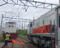 Merekam Kereta Lewat, Siswa SMP Ditabrak Lokomotif dari Belakang
