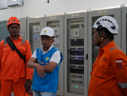 PLN UIT JBM Selesaikan Penggantian Isolator dan Cek Berkala Proteksi untuk Sambaran Petir