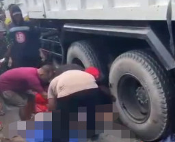 Mau Menyalip Motor, Truk Malah Bikin Celaka Ibu-Ibu