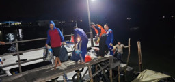 Polairud Kotabaru bersama Basarnas Evakuasi ABK Kapal Kandas di Perairan Tanjung Mangkok