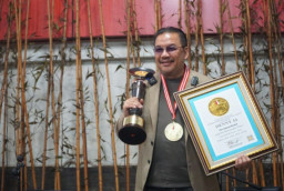 Menangkan Capres Lima Kali Beruntun, Denny JA Raih "The Legend Award"