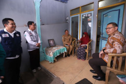 Pastikan Dapat Bantuan, Pj. Wali Kota Batu Kunjungi 3 Warga Desa Pesanggrahan