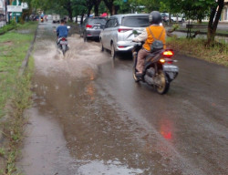 Jalan Letjen Ibnu Sutowo Kelurahan Talang Kelapa Sering Tergenang Air, Bahayakan Pengguna Jalan