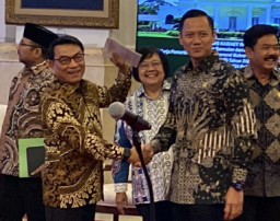 Ciyeee, Ciyeee AHY Akhirnya Salaman dengan Moeldoko