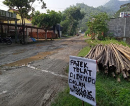 Truk Tambang Rusak Jalan Poros, Warga Sambit Ponorogo Unjuk Rasa