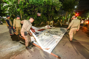 Satpol PP Surabaya Kerahkan 35 Truk Angkut APK yang Masih Terpasang