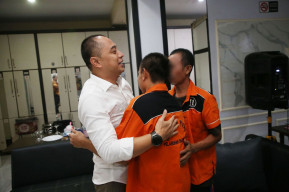 Wali Kota Eri Cahyadi Jenguk dan Maafkan Tersangka Perusakan Batu-Batu Kenjeran