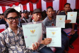 Serahkan Sertipikat Tanah Program PTSL, Wali Kota: Kita Harus Selesaikan Biar Tidak Ada Mafia Tanah