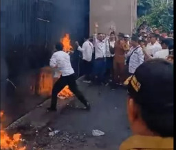 Massa Apdesi Labrak DPR lagi