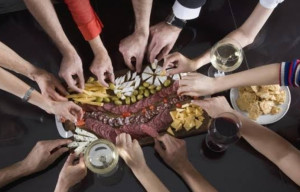 Tahun 2025, Program Makan dan Susu Gratis Mulai Dijalankan