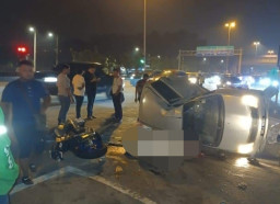 Tiba-Tiba Belok Kanan, Mobil Ditabrak Motor hingga Terguling