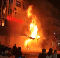 Mobil Masuk ke Dalam Toko, Lalu Api Melalap