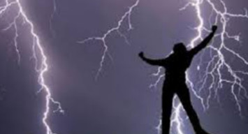 Ini Penyebab Petir Menyambar Manusia