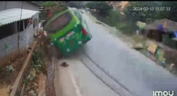 Hilang Kendali, Bus Angkut 33 Orang Terguling