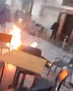 Di Depan Kafe, Pria Tua Ini Tiba-Tiba Bakar Diri