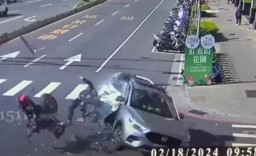 Saking Kerasnya, Mobil Ini Ditabrak Motor sampai Terguling