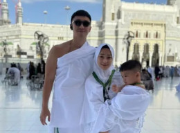 Usai Keguguran, Nikita Willy Umroh bareng Anak dan Suami   