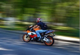 Diduga Ngebut dan Tabrak Trotoar, Pemuda Berambut Kuning Tewas di Tengah Jalan