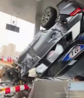 Berkendara sambil Mabuk, Pria Ini Tabrak Gerbang Tol, Istrinyapun Tewas