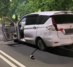 Subuh, Kecelakaan Beruntun Terjadi di Depan Taman Bungkul