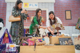 Booth UMK Binaan PLN Tawarkan Berbagai Produk Khas Daerah di INACRAFT 2024