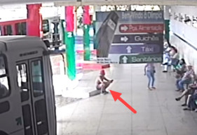 Asyik Duduk-Duduk di Terminal, Dikepruk Pria Tak Dikenal