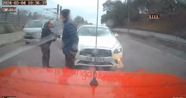 Berhenti di Tengah Jalan Raya, Dua Mobil Ditabrak Truk Tronton