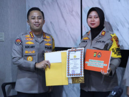 Kasi Humas Polresto Jaktim Dapat Reward dari Kabid Humas PMJ