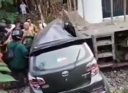Agya Terseret Kereta Api Sejauh 300 Meter