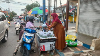 Tradisi Ziarah Kubur Membawa Berkah, Penjual Bunga di Sumenep Meraup Omzet Rp 800 Ribu Sehari