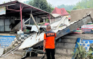 Diterjang Angin Kencang, Warung Wisata Telaga Ngebel Ponorogo Porak Poranda