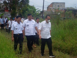 Secara Simbolis, Pj Bupati Hani Syopiar Launching Amphibious Perumahan Alghoni