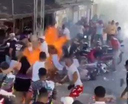 Kembang Api Meledak, Belasan Orang Terbakar