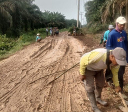 AWDI Bersama Masyarakat Desa Setia Harapan Perbaiki Akses Jalan Utama yang Rusak Parah