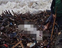 Mayat tanpa Identitas Terapung Bersama Sampah