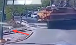 Pakai Headphone sambil Main HP, Wanita Ini Tewas Ditabrak Kereta